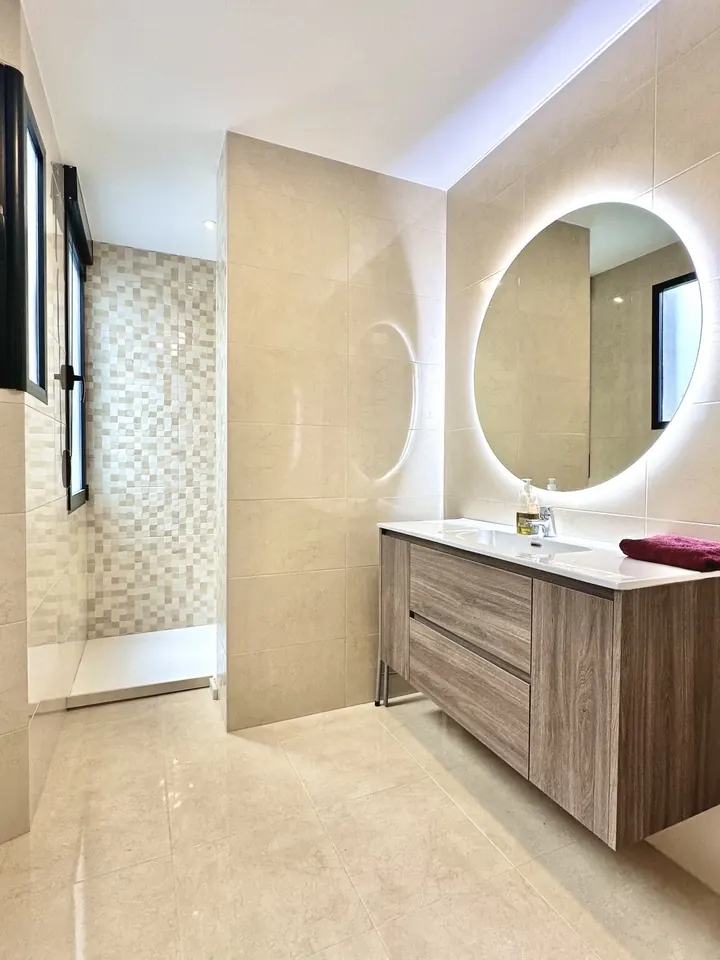 Baño reformado de una vivienda gestionada por Turia Rentals